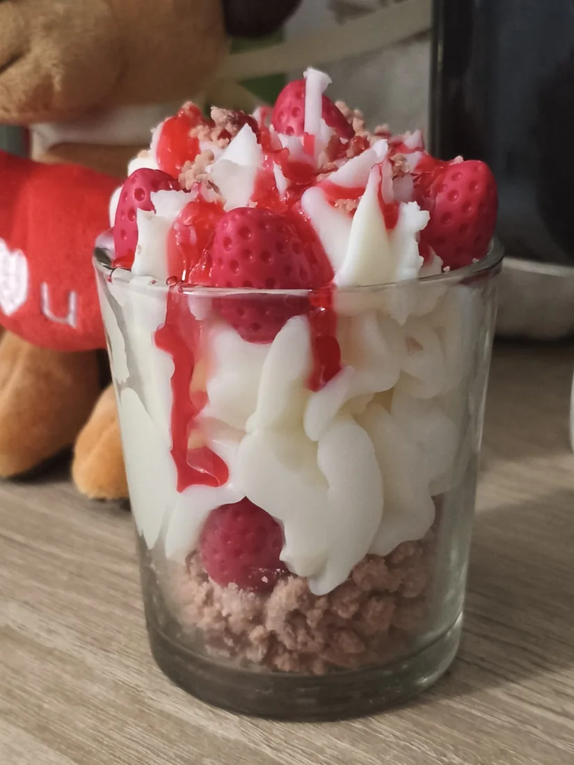 Vela tipo postre con crema blanca, fresas y salsa roja