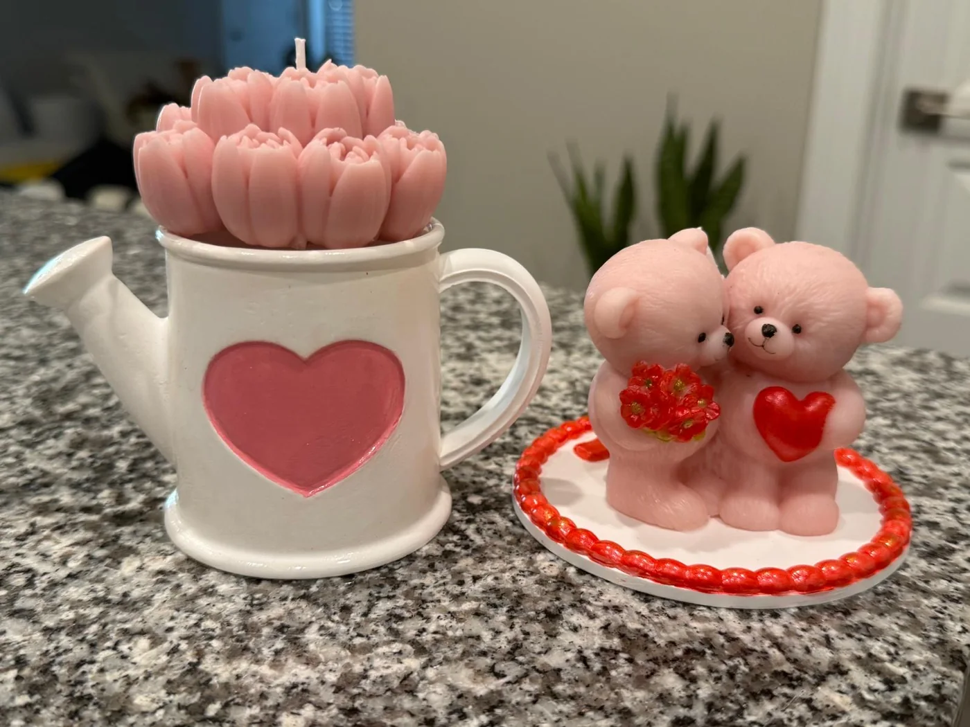 Conjunto de velas rosadas con flores y ositos decorativos